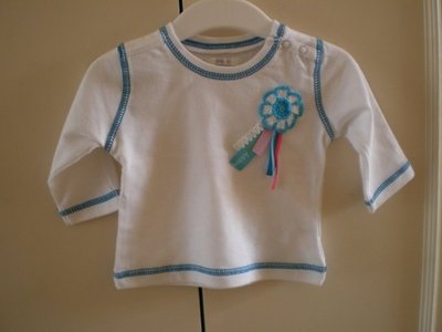 Wit shirtje met bloemmedaille